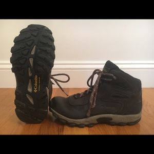 Columbia Newton Ridge Boys Size 4 hiking boots